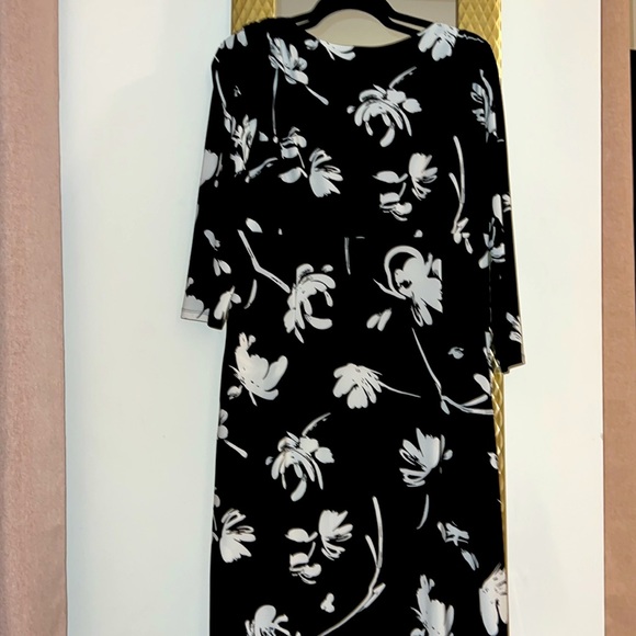 Midi dress, black with white flowers. - Picture 2 of 3